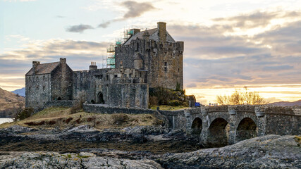Obraz premium Eilean Donan Castle during sunset at Loch Duich in Scotland.