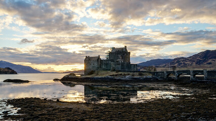 Obraz premium Eilean Donan Castle during sunset at Loch Duich in Scotland.