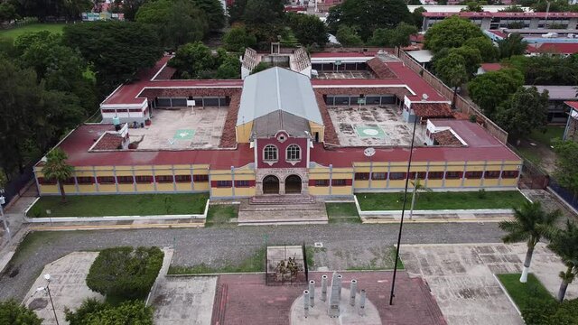 Toma aerea del centro escolar chapultepec en autlan de navarro jalisco