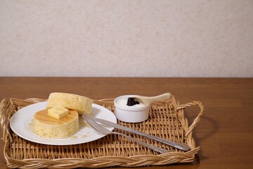 テーブルの上のパンケーキ