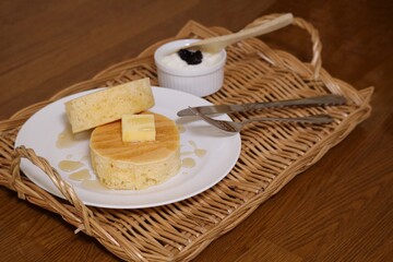 テーブルの上のパンケーキ