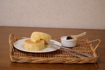 テーブルの上のパンケーキ