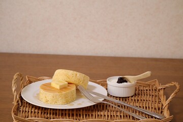テーブルの上のパンケーキ