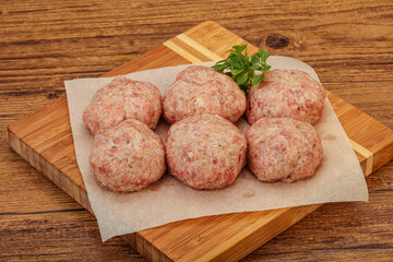 Raw turkey meatball for cooking