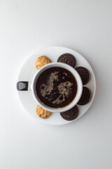 Taza de café con galletas y granos en fondo blanco