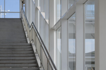 Obraz premium Empty staircase in an elevated passage with large windows