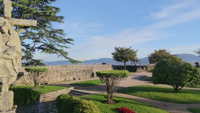Cruz de piedra y jardines en el monte do castro en Vigo, Espa&ntilde;a