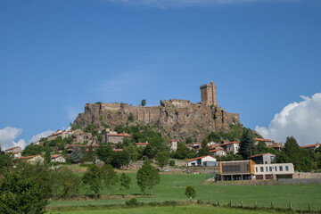 Fototapeta na wymiar Le château de Polignac bâti sur un piton volcanique et le village au pied de la falaise