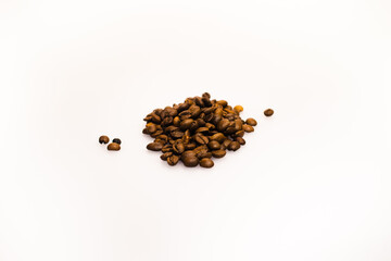 Granos de café sin moler sobre un fondo blanco