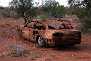 Obraz na płótnie Canvas Cobar Australia, burnt out car abandoned in bushland