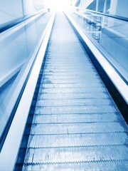 Eskalator modern sistem elektronik bergerak filter vintage