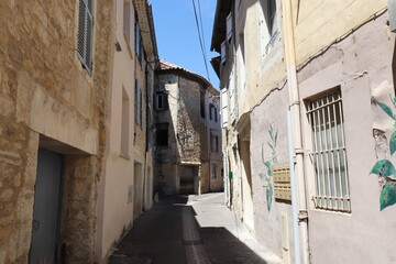 Fototapeta na wymiar Vieille rue etroite typique, ville de Bollene, departement du Vaucluse, France