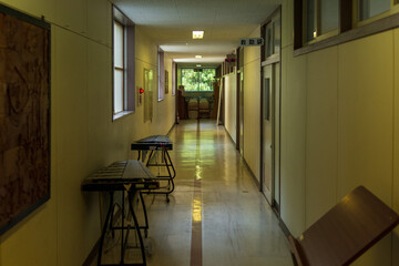 廃校になった学校の廊下