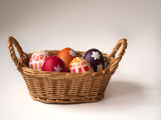 koszyczek z jajkami wielkanocnymi 