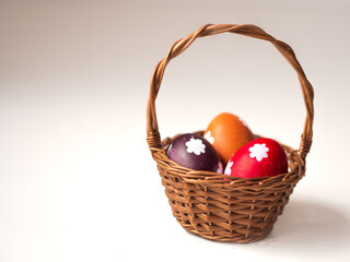 koszyk z kolorowymi jajkami, wielkanoc 