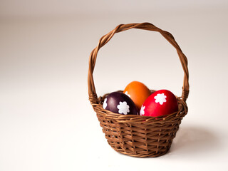 Wielkanocny koszyk z pisankami - obrazy, fototapety, plakaty