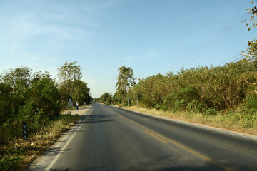 Bergkette und Blumenwiese in der Provinz Saraburi, Thailand