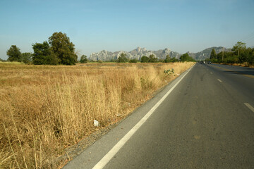 Bergkette und Blumenwiese in der Provinz Saraburi, Thailand