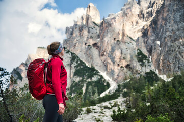 Blick zum Gipfel bei einer Trekking Tour in den Dolomiten