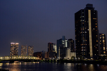 Naklejka premium 川とマンション