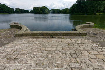 Nabrzeże jeziora w parku Świerklaniec