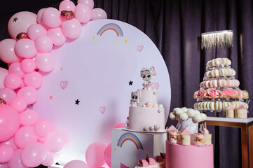 A candy bar with sweets in pink tones for a baby 