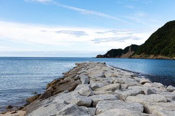 海水浴場から見る海と岬
