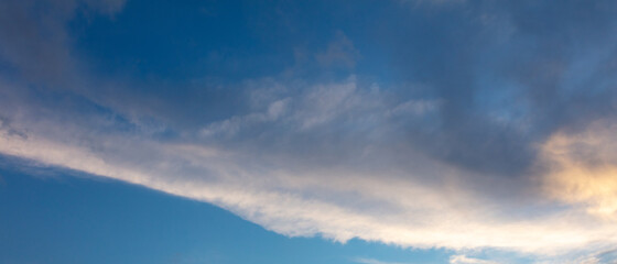 Obraz premium Beautiful clouds against the blue sky.