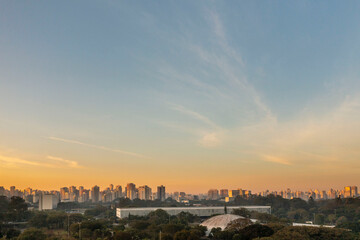 Fototapeta na wymiar Nascer do sol na cidade de São Paulo, prédios ao fundo