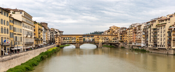 Obraz premium Ponte Vecchio, old bridge on the river in Florence with dramatic sky