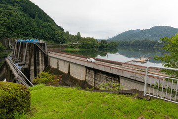 Fototapeta na wymiar 放流中の城山ダム（神奈川県）
