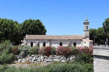 Fototapeta na wymiar La chapelle Notre Dame du Pont, vue de l'exterieur, ville de Bollene, departement du Vaucluse, France