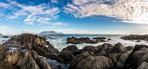Fototapete Tafelberg Malerische Aussicht auf den Tafelberg, Kapstadt, Südafrika. Eine atemberaubende Aussicht vom Table View - über die Bucht, wo Touristen und Surfer gleichermaßen den Strand und das Meer genießen.