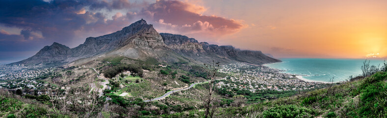 Atemberaubendes und malerisches Sonnenuntergangspanorama der Tafelbergkette und des Berges der Zwölf Apostel, Kapstadt, Südafrika. Vom Aussichtspunkt auf Lion& 39 s Head eine einzigartige Weitwinkelperspektive.