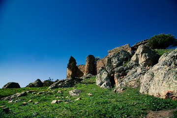 Castillo en ruinas sobre pico de montaña