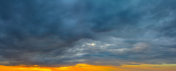 Obraz premium dramatic cloudy sky at the sunset