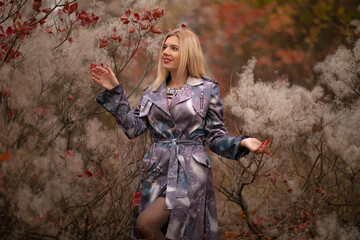 Naklejka premium beautiful girl in autumn beautiful foliage in the forest in the tunnel