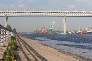 Fototapeta na wymiar road bridge over the river port