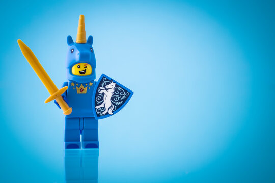 Lippstadt - Deutschland 3. Juli 2021 Lego Minifigure Einhorn  mit Schwert und Schild