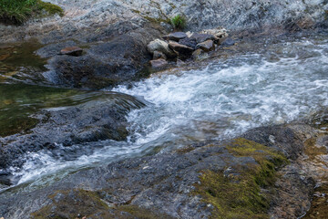 川の流れが急になる箇所
