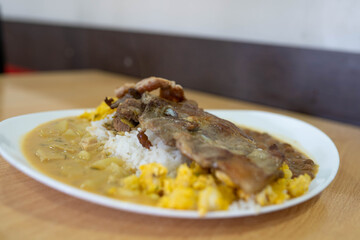 Bandera o Banderita : plato de comida tradicional de la cocina Ecuatoriana incluye, Guata, Menestra, Motepillo, Arroz, tallarin (pasta) con Chuleta de Cerdo Asado, pollo Asado, seco de carne etc