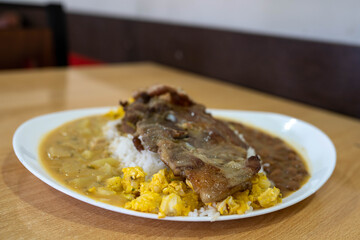 Bandera o Banderita : plato de comida tradicional de la cocina Ecuatoriana incluye, Guata, Menestra, Motepillo, Arroz, tallarin (pasta) con Chuleta de Cerdo Asado, pollo Asado, seco de carne etc