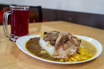 Bandera o Banderita es un plato de comida tradicional de la cocina Ecuatoriana incluye, Guata, Menestra, Motepillo, Arroz, tallarin (pasta) con Chuleta de Cerdo Asado, pollo Asado y una bebida orchata