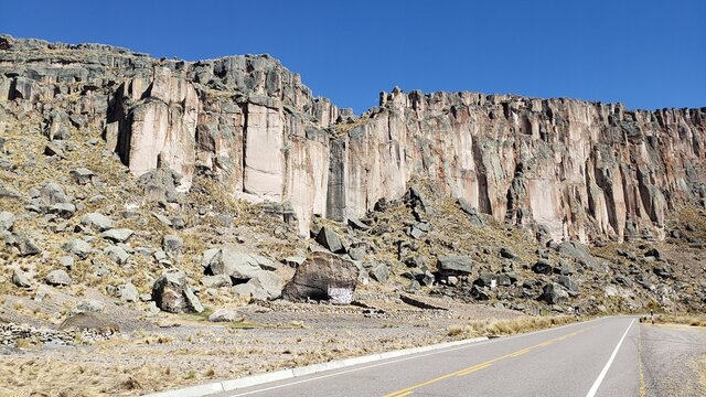 paisaje con formacion rocosa en la ruta de la interoceanica sur  macusani puno peru
