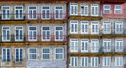 Janelas em casario tipicamente português na cidade do Porto na zona do Cais da Ribeira