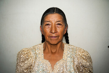 retrato rostro mujer mestiza, desendencia indigena de los andes Ecuatorianos, cultura Cañari