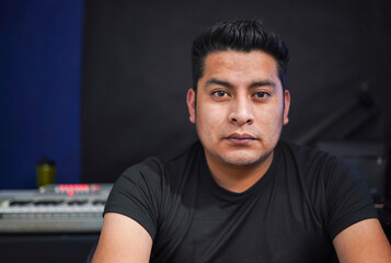 Retrato hombre mestizo, rostro latino ecuatoriano