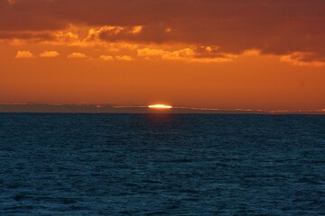 Sonnenaufgang über dem Ozean