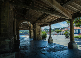 Obraz premium Vista desde los soportales de la famosa iglesia de Luanco, Asturias