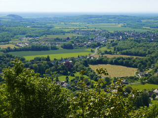 Fototapeta na wymiar scenico panorama dei campi coltivati nella verde regione francese del Jura